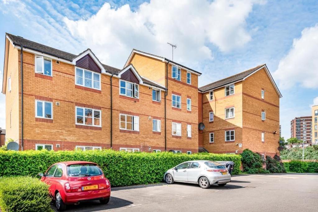 Morden Flat Close To Dlr Station With Free Parking ลอนดอน ภายนอก รูปภาพ